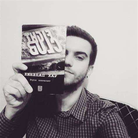 Добрин Коцев со книгата Fight Club фотографијата се користи со дозвола ...