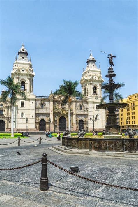 Palacio Municipal De Lima Y Fuente En Plaza De Armas Lima Peru