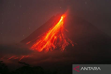 Gunung Merapi Luncurkan Kali Guguran Lava Sejauh Km Antara News