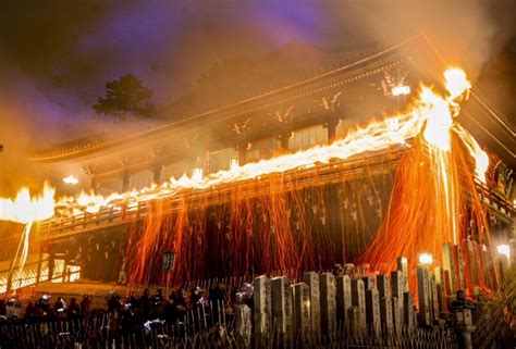 【動画あり】舞台彩る火の粉 修二会の本行開始 東大寺お水取り2023｜奈良新聞デジタル