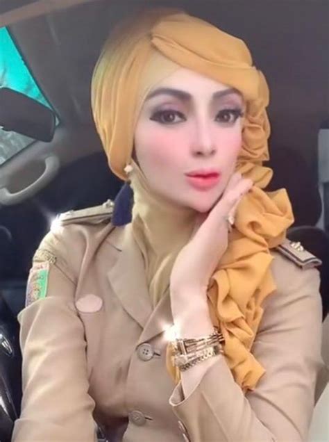 Panen Nyinyiran Potret Viral Wanita Berseragam PNS Berdandan Ala