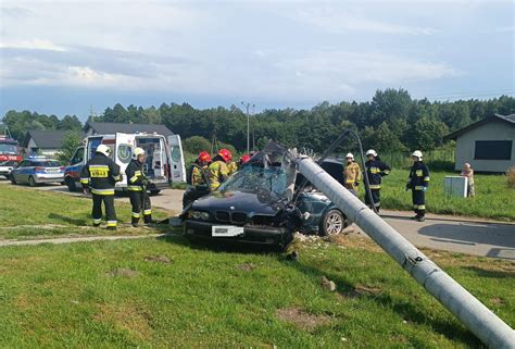 Kierowca Bmw Wypad Z Jezdni I Uderzy W S Up Elektryczny Radio Andrych W