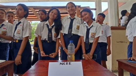 Siswa Smpk Frater Maumere Tampilkan Minuman Khas Sikka Saat Bazar