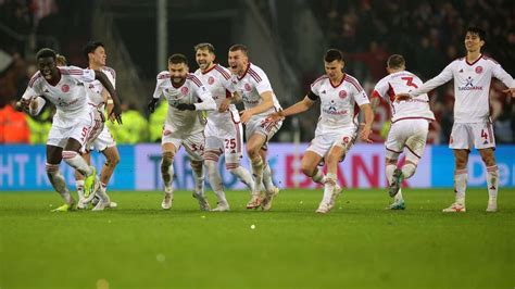 D Sseldorf Im Halbfinale St Pauli Im Elfer Krimi Raus