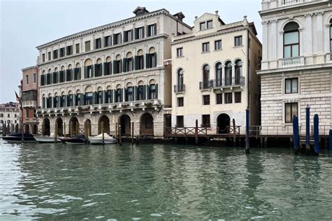 Canales Y Arquitectura De Los Edificios De Venecia En El Agua Foto