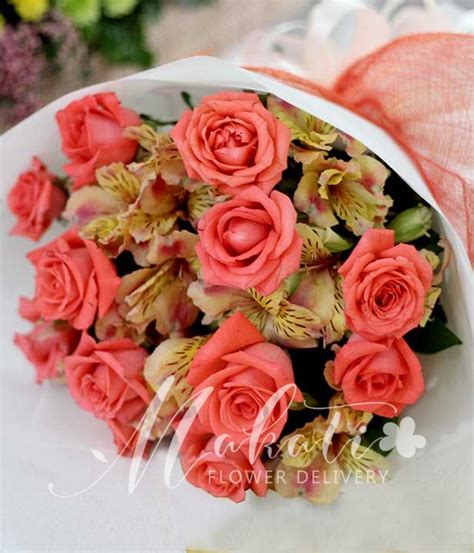 1 Dozen Peach Roses w/ Alstroemeria (Round Bouquet)