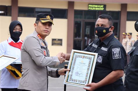 Kapolres Bojonegoro Beri Penghargaan Personel Berprestasi Dan Mitra