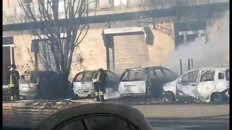 Incendio In Via Pio Vii A Torino Bruciano Auto