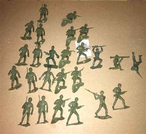 Vintage Plastic Soldier Army Men lot 25pcs - 1970-Now