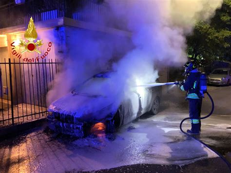 Auto A Fuoco Nella Notte A Como Due Squadre Di Vigili Del Fuoco Per