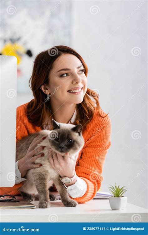 Femme Joyeuse En Regardant Loin En Se Serrant Dans Ses Bras Photo Stock Image Du Bureau