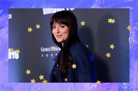 Dakota Johnson prova que looks todo jeans são versáteis e não saem de