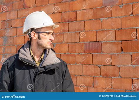 Retrato De Um Capacete De Seguran A Vestindo Do Coordenador No Canteiro