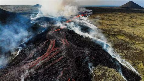 Islande les images spectaculaires d un volcan en éruption près de