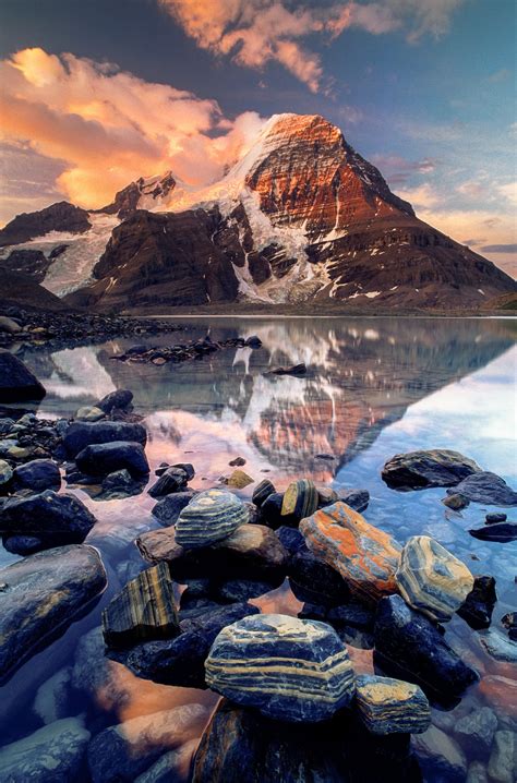 Mount Robson, Lake Mount Robson Provincial Park, British Columbia ...