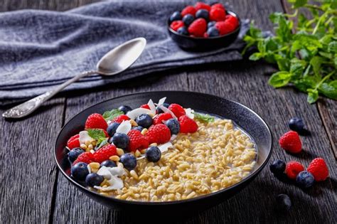 Premium Photo Hulled Whole Grain Oat Porridge With Berries