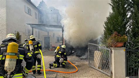 Feuerwehr Einsatz in München wegen Garagen Brand Starke Rauchentwicklung