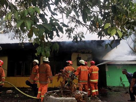 Kebakaran Melanda Kantin Kampus IISIP Lenteng Agung Okezone Megapolitan