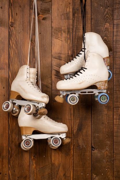 Patins Roulettes Artistiques Sur Fond De Bois Photo Premium