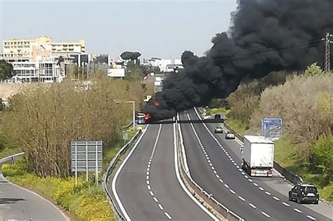 Autobus Cotral A Fuoco Sulla Pontina Strada Chiusa Pomezia Invasa Da