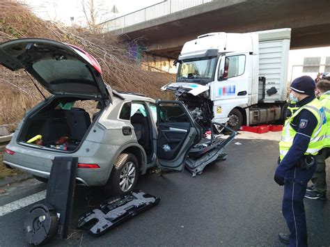 A44 bei Unna Tödlicher Unfall Geisterfahrer kracht frontal in Lkw