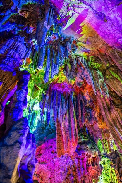 Cueva de la flauta de caña en la provincia de Guilin Guangxi República