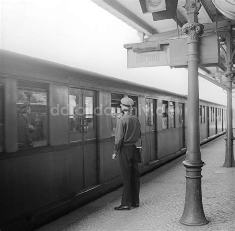 DDR Fotoarchiv Berlin Schaffner Bei Der Ankunft Abfahrt Einer S Bahn