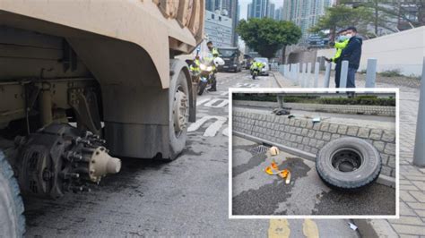 將軍澳環保大道泥頭車車轆飛脫 擊中路面清潔工人 星島日報