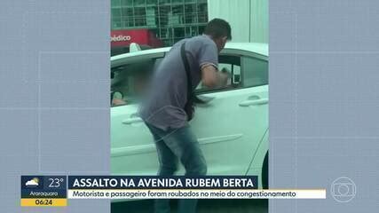 V Deo Homem Armado Assalta Motorista E Passageiro De T Xi Parado Em