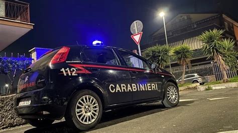 Uccide Il Padre A Coltellate Dopo Una Lite Arrestata La Figlia 18enne