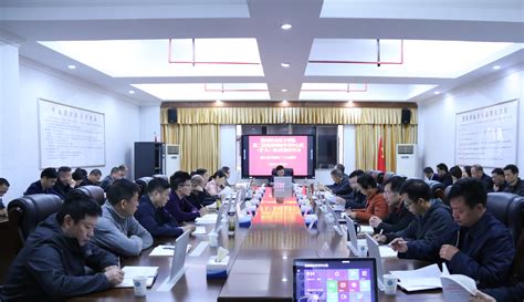 学校举行党委理论学习中心组（扩大）集体学习 深入学习党的二十大精神