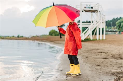 Menino Uma Capa De Chuva Vermelha E Botas De Borracha Amarela Na