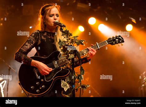 Folk Singer Guitar Female Hi Res Stock Photography And Images Alamy