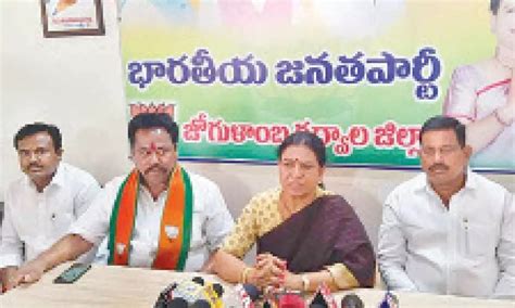 DK Aruna demands 5,000 houses for poor in Gadwal