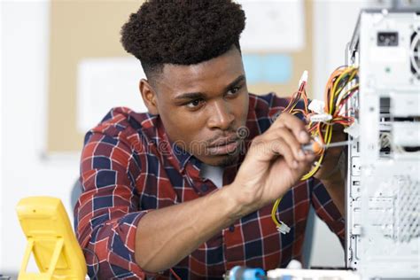 Técnico De Reparación De Computadoras Centrado En El Trabajo Foto de