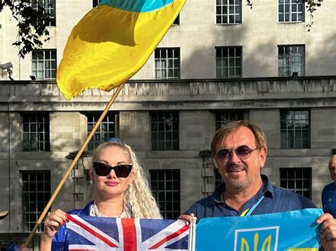 Бужинська показала, як провела час у Лондоні у синій сукні з жовтим ...