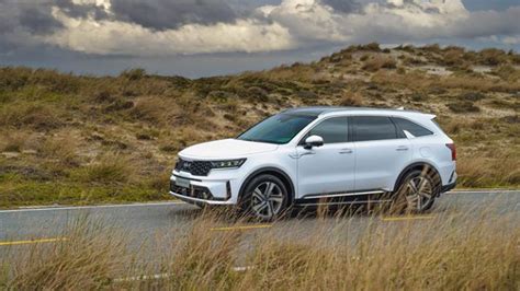 Giá lăn bánh KIA Sorento mới nhất ra sao khiến Hyundai SantaFe và Ford