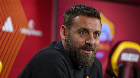 Roma Juventus Domani Alle 10 30 La Conferenza Stampa Di De Rossi