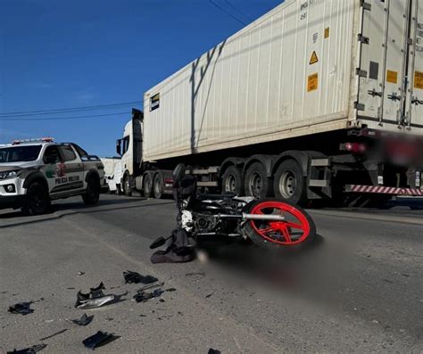 Motociclista vai parar no teto do carro após colisão em Rio Negrinho SC