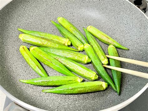 レンジで簡単「オクラのチーズ焼き」のレシピ。トースターやフライパンで作る方法も セブンプレミアム公式