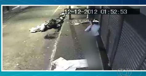 G1 Vídeo registra momento em que morador de rua é morto em Goiânia