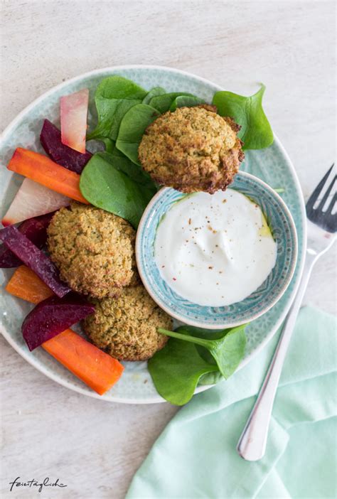 Rezept für Ofen Falafel mit Brokkoli dazu Tahin Joghurt und bunter