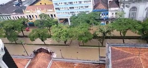 Chuva inunda Centro Histórico de Petrópolis e deixa motoristas e