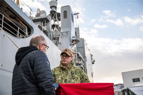 DVIDS Images USS Gunston Hall Commanding Officer Participates In