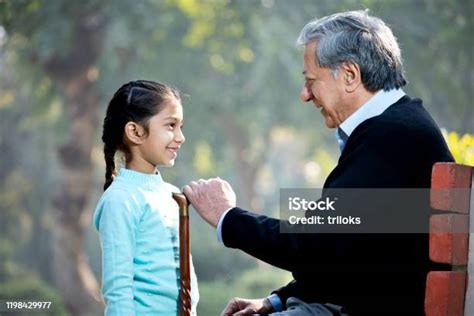 公園で孫娘と愛する祖父 祖父のストックフォトや画像を多数ご用意 祖父 2人 65 69歳 Istock