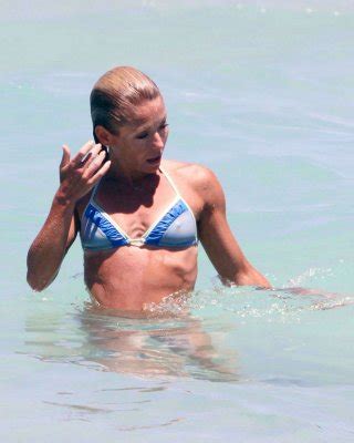 Kelly Ripa Showing Nice Nipples And Sexy Body In Bikini On Beach Porn Pictures Xxx Photos Sex