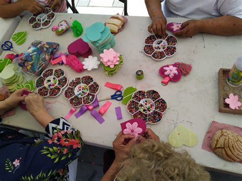 Imparte DIF Taller De Manualidades Para Adultos Mayores En Plaza