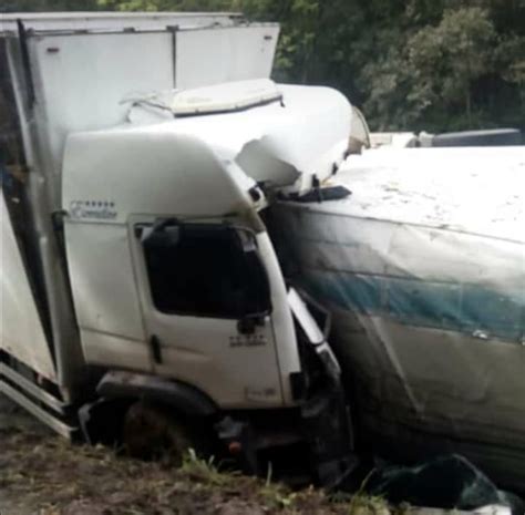 Motorista Morre Em Acidente Envolvendo Uma Carreta E Dois Caminhões Na