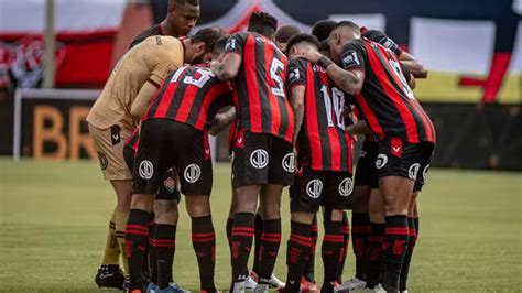 Em jogo duas viradas Osvaldo brilha e Vitória bate o Bahia no