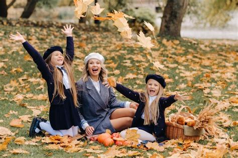 Una gran familia en un picnic en otoño en un parque natural gente feliz